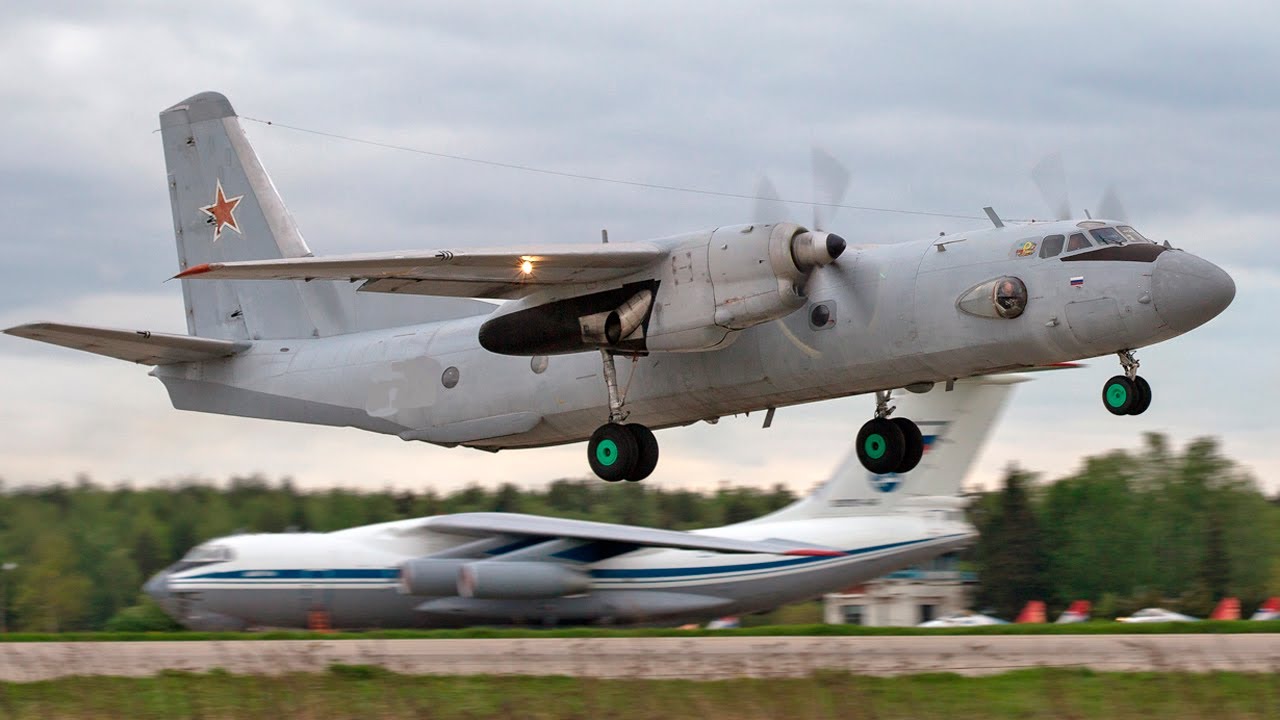 44-летний Ан-26 посадка и вылет + 47-летний пролетающий Ан-30 / Кубинка