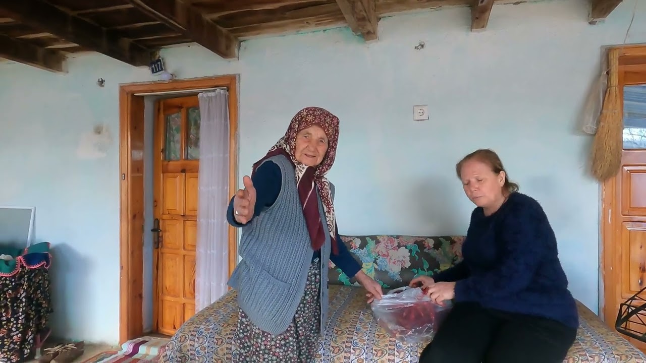 Köyde ananemde akşam yemeği. Kızları evi temizledikten sonra yemek hazırladı. #RamadanwithYouTube