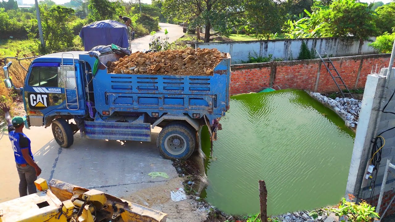 O.M.G BE CAREFUL First NEW LANDFILL TASK!! By Dozer Pushing & Dump Truck 5Ton into Deep Land!! 