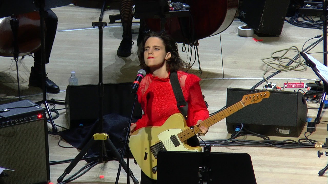 ANNA CALVI - Lady Grinning Soul (David Bowie Cover)