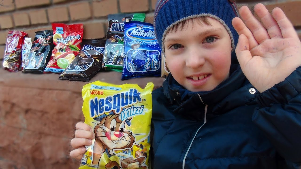 Many SWEETS and CANDIES fly into the window!!! Много сладостей и конфет залетают в окно!