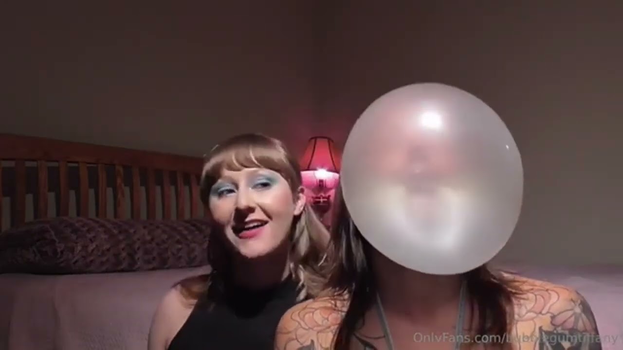Tiffany helms and carolyn bubble gum bubbles 🫧🫧🫧#short #bubble #gum #blowing #bubble #viralvideo