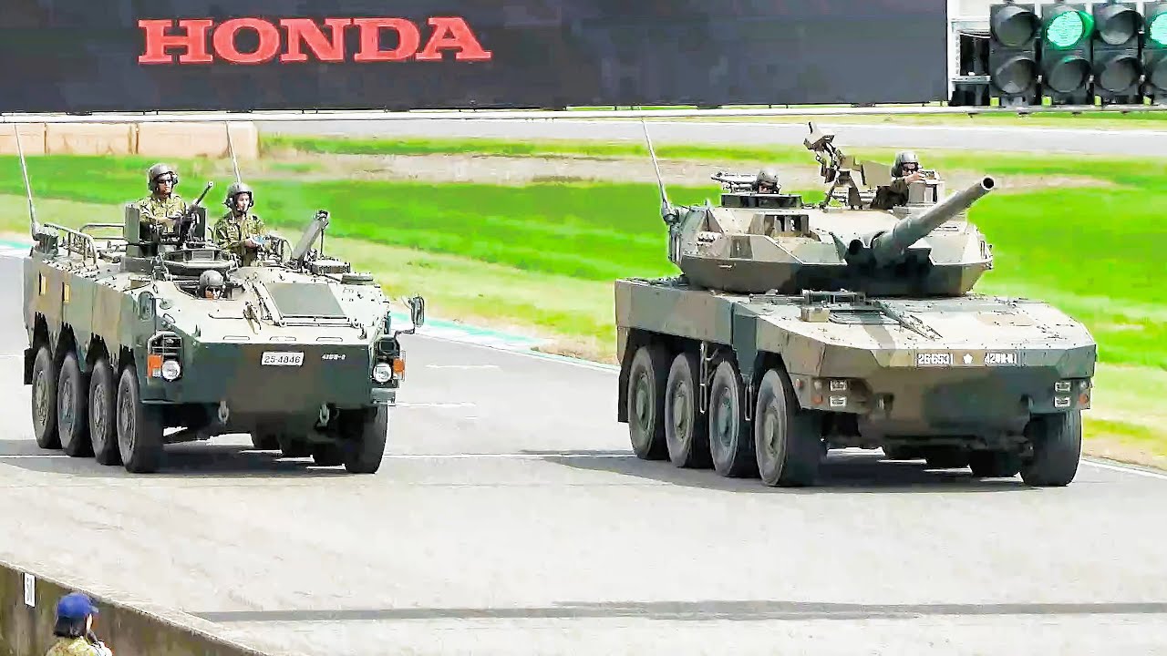 サーキットコースを爆走する陸上自衛隊MCP・WAPC。A Japan Ground Self-Defense Force vehicle speeding down a circuit course.