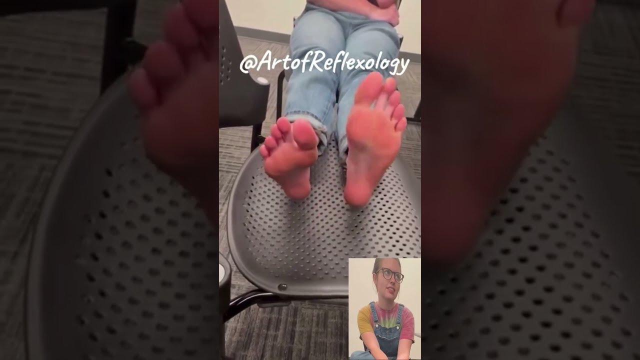 Интервью с застенчивым студентом колледжа о больших ногах