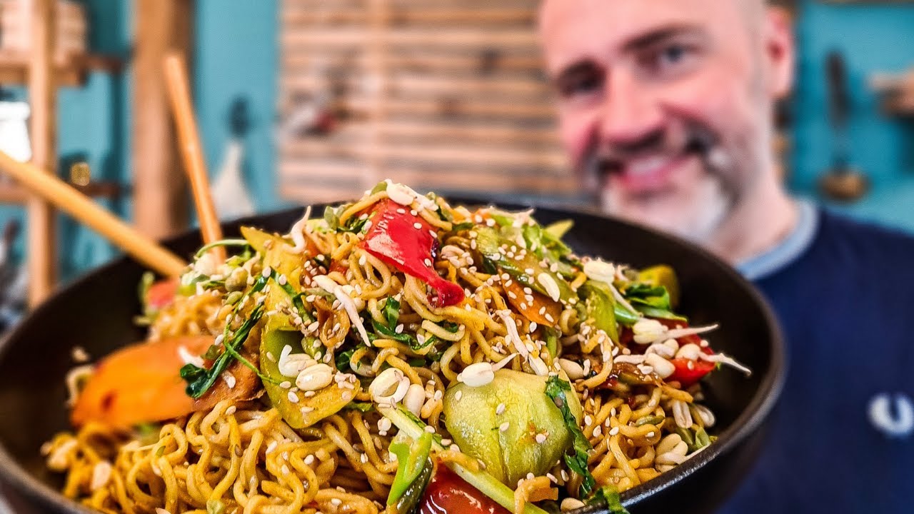 Veganes Bami Goreng vom Feinsten! Der indonesische Küchenklassiker in 10 Minuten frisch zubereitet.