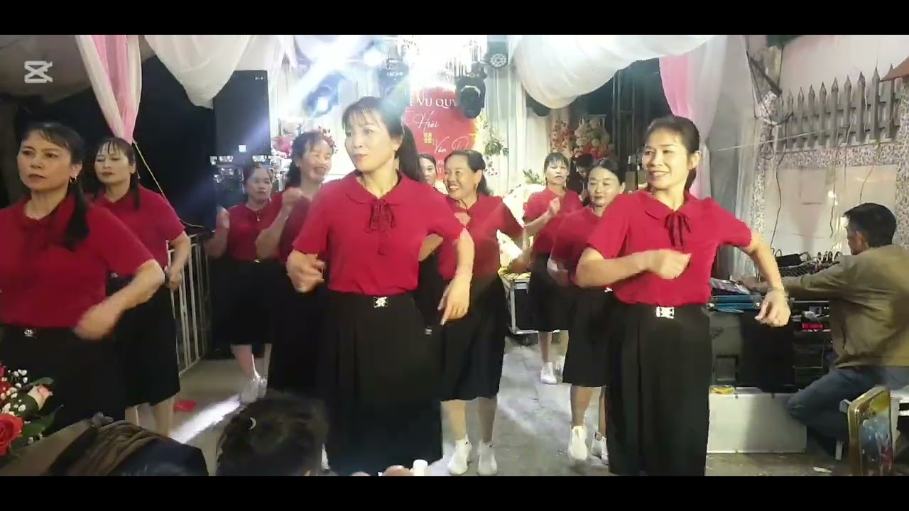 Dân vũ men tình nồng đội cây trúc xinh biểu diên 