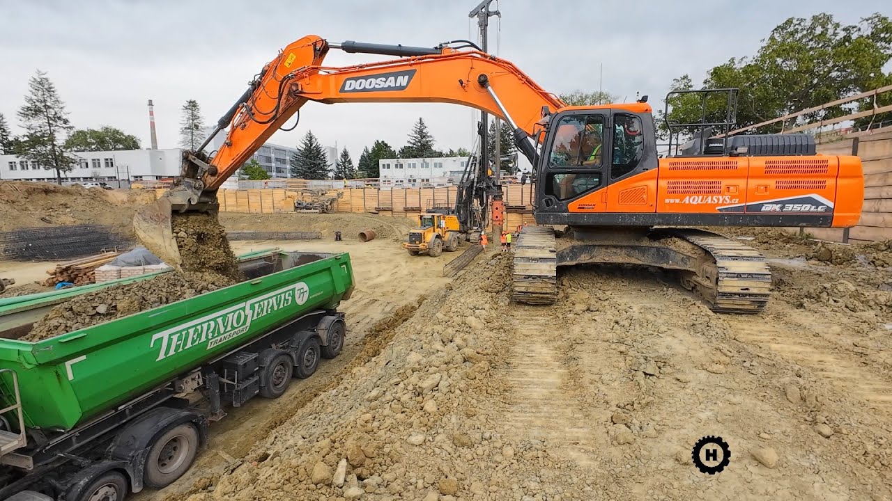 Výkop stavební jámy a provádění pilot - Liebherr, Cat, Doosan, Volvo