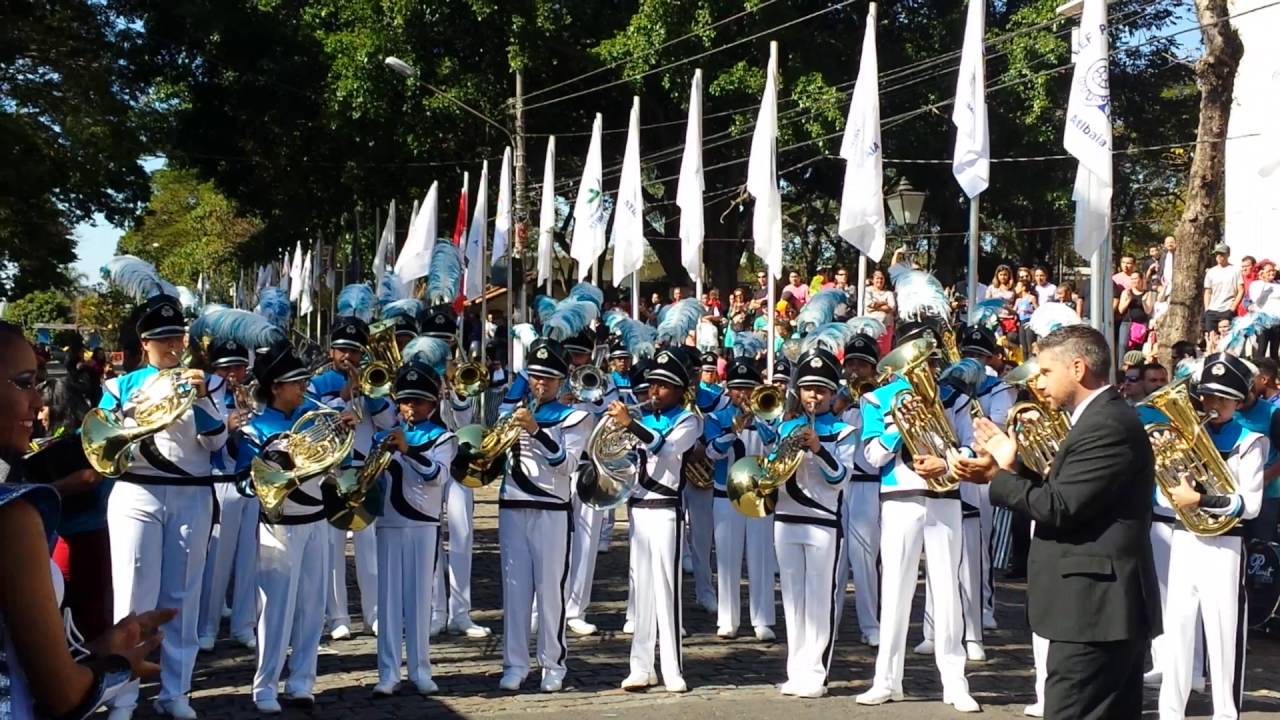 Fama Tocando Parabéns a Você no Desfile Cívico 2016