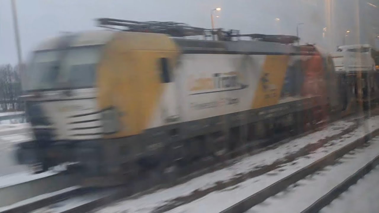 Minięcie 193 514 "Loko Train" z ciężarówkami na stacji Podłęże