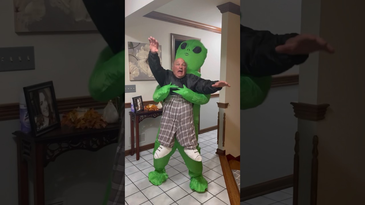 They&rsquo;re coming! 👽💚 #aliens #alieninvasion #halloweencostume #thecarluccios