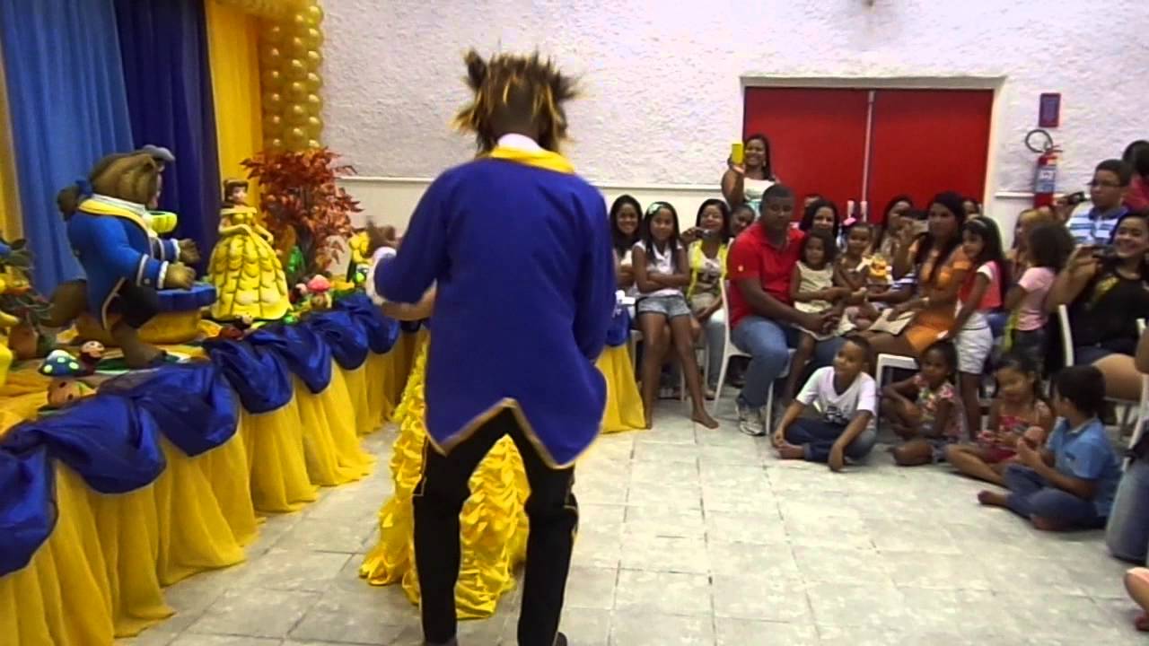 Dança de a Bela e a Fera com: Maria Clara e João Victor.