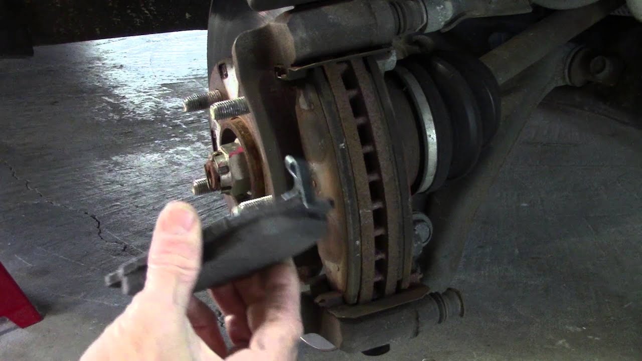 Как заменить передние тормозные колодки Hyundai Santa Fe 2003 года