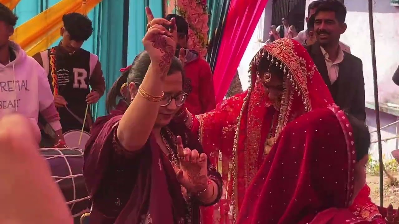Viral dance of dulha dulhan in Himachali wedding || mountain marriage 
