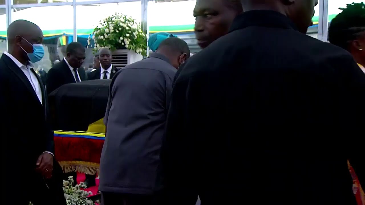 MSAFARA ULIO NA MWILI WA HAYATI DKT. JOHN POMBE MAGUFULI UKIELEKEA UWANJA WA UHURU KWA KUAGWA