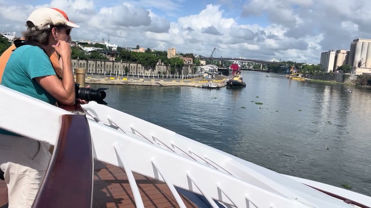 Entering Santo Domingo port