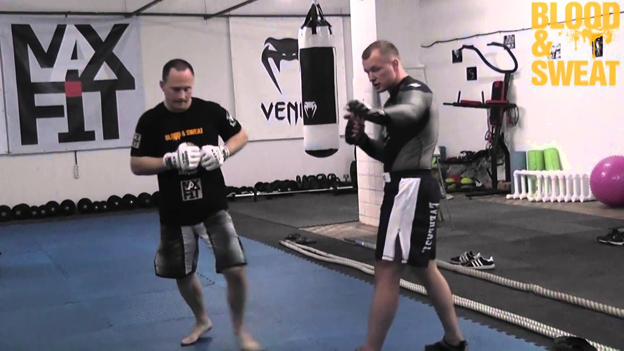 Александр Шлеменко. Комбинация бэкфиста и удара коленом. Alexander Shlemenko. Backfist and knee.