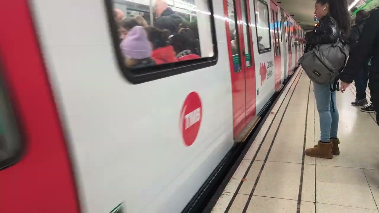 Metro Barcelona L3 Serie 7045 Entrando en Catalunya 