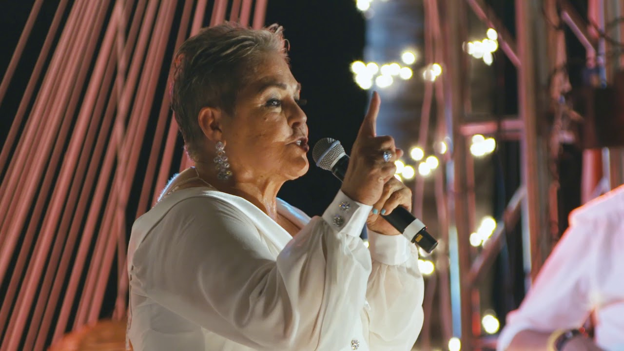 Lupita D'Alessio - Huele a Peligro (En Vivo)