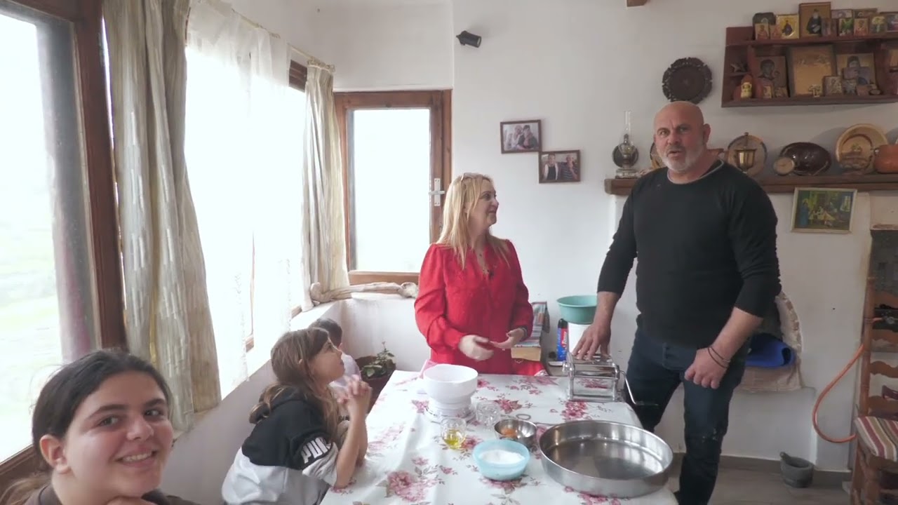 Ο Μ.Αλεφραγκής Μας δείχνει χειροποίητα μακαρόνια με κιμά απο Σαντορινιο λουκάνικο!