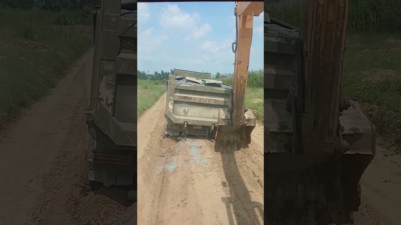 nhẹ th&ocirc;i nha em hư xe a &aacute; #excavator #maydao