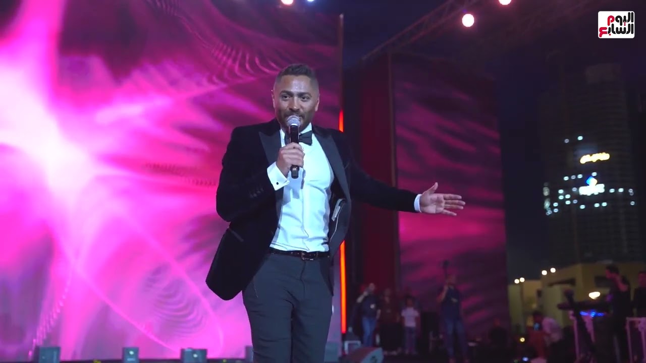 تامر حسنى يداعب المعجبات خلال حفل توزيع جوائز مهرجان الدراما بأغنية 