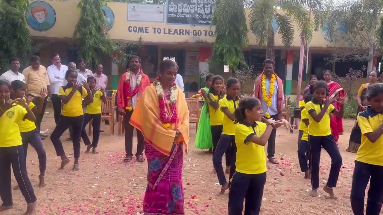 వెళ్తున్న గురువులపై విద్యార్థుల పాట....