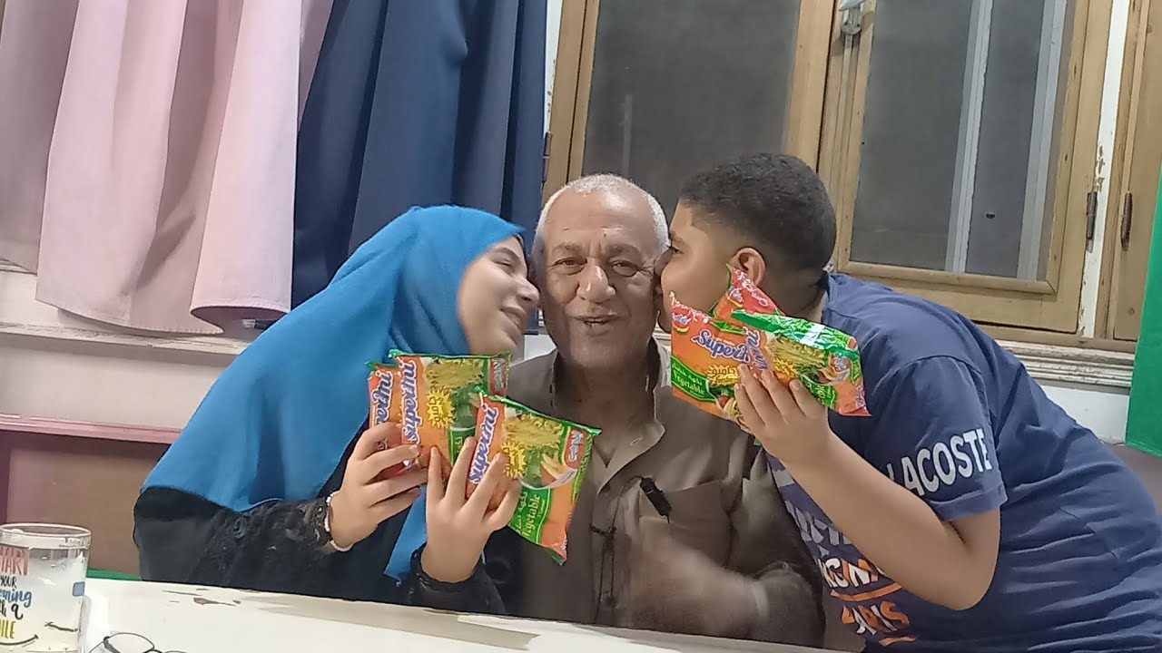 تحدى جديد بين محمود واختة  على ثلاثة أكياس اندومي حجم كبير