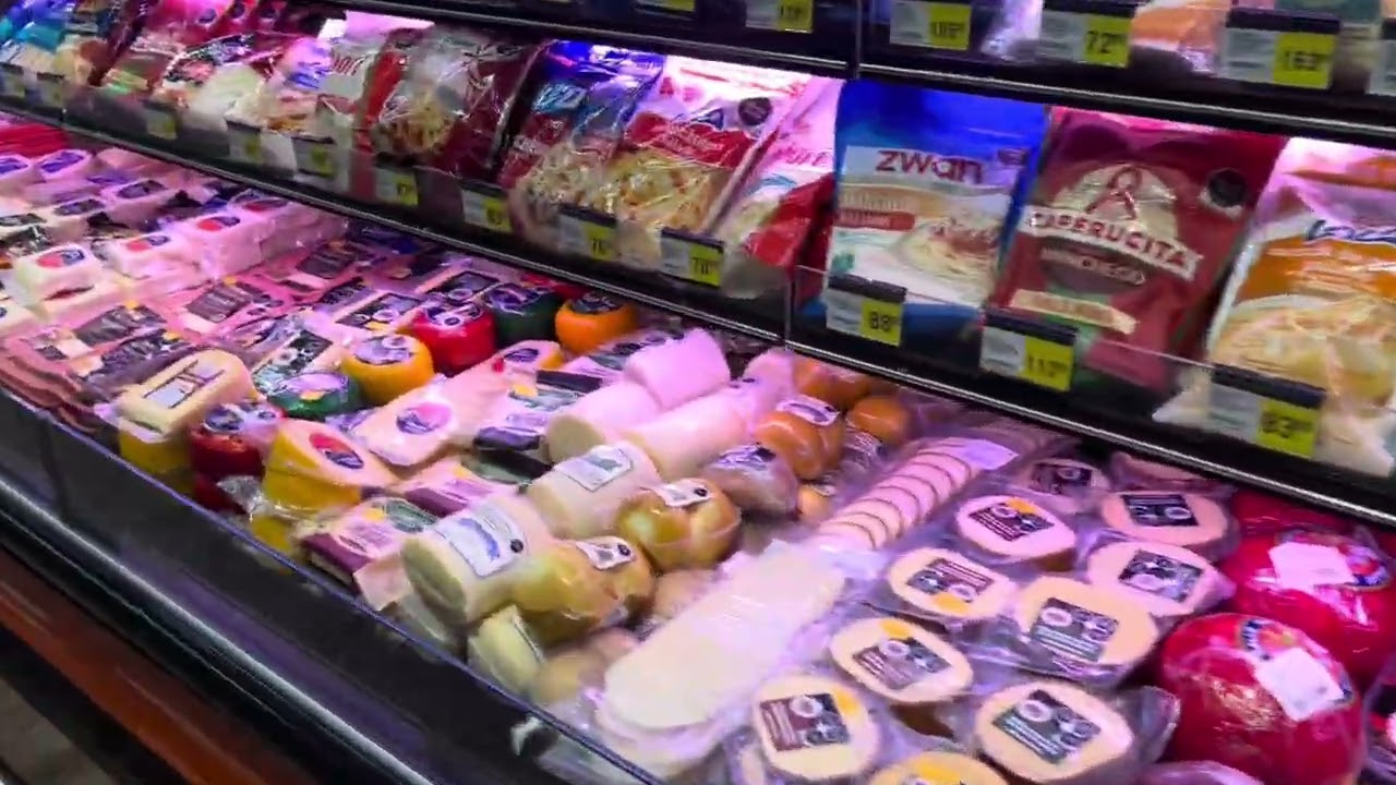 “Cubano en Guadalajara visita el supermercado Fresko: ¡mejor que Walmart por mucho!”