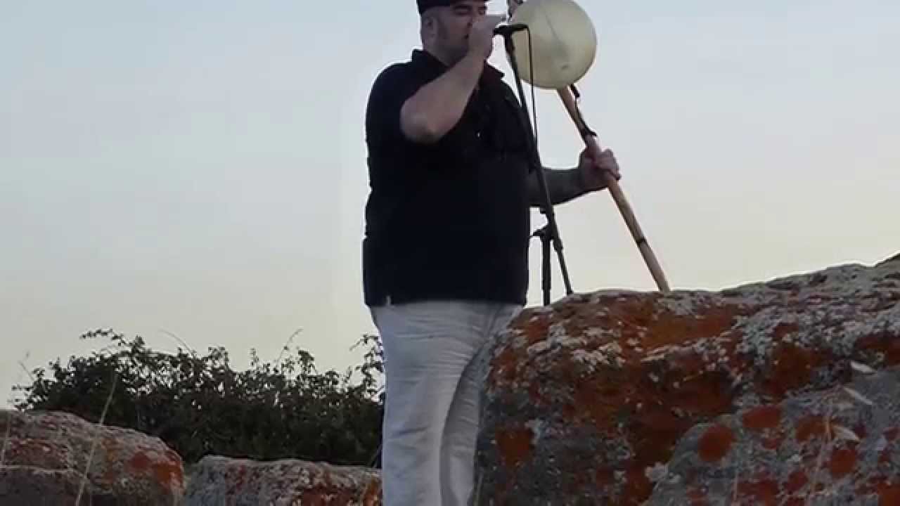 La sveglia di Gavino Murgia al sorgere del sole a Sa Domu ‘e S’Orku