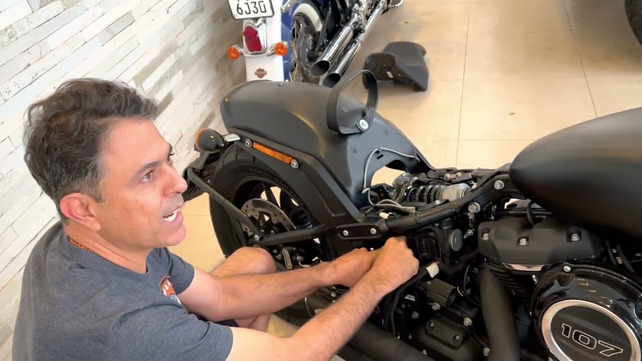 COMO TIRAR A BATERIA DA HARLEY DAVIDSON FAT BOB?