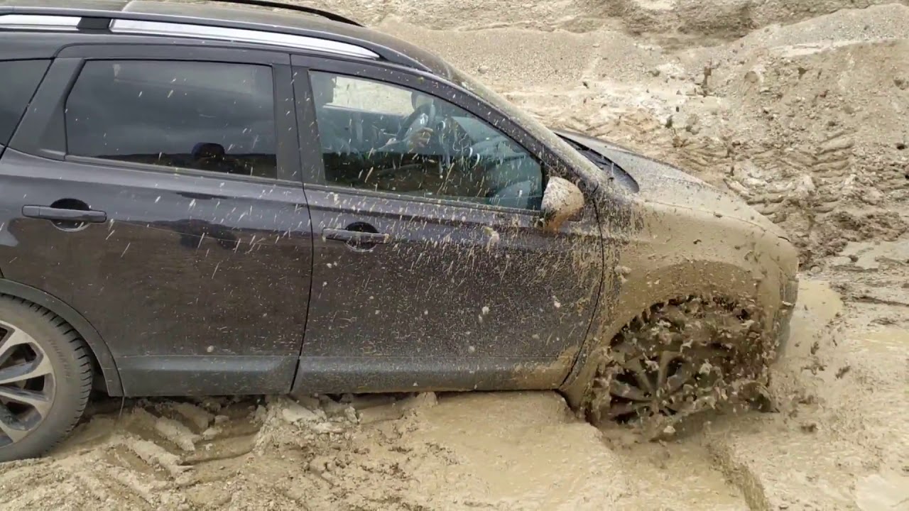 Qashqai 2.0pb 4x4 stuck in mud