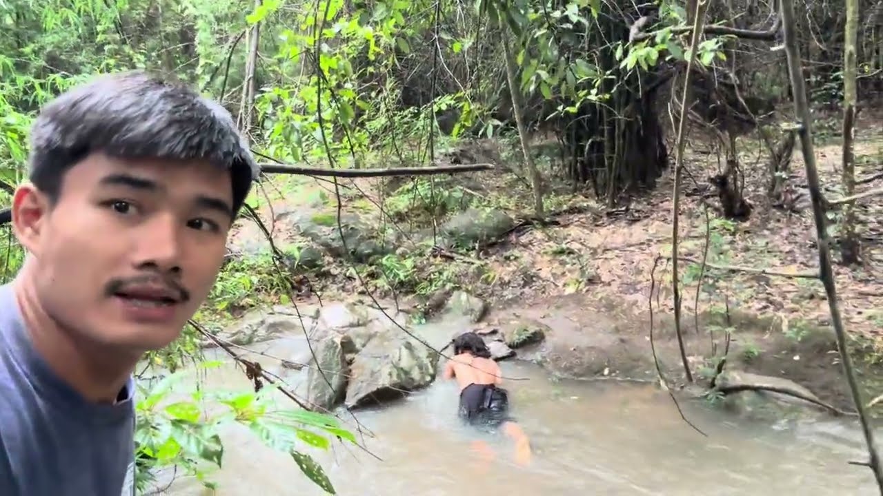 เกิดอะไรขึ้นกับคนป่า!!ร่างลอยไหลมาตามน้ำจากบนเขาหรือจะโดนน้ำป่าพัดมา?