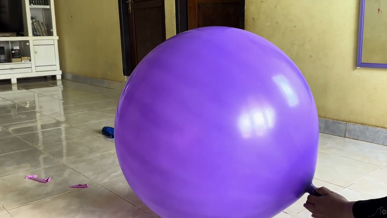 GIANT BALLOON ROCKET FLYING AROUND THE ROOM!! 😱💨
