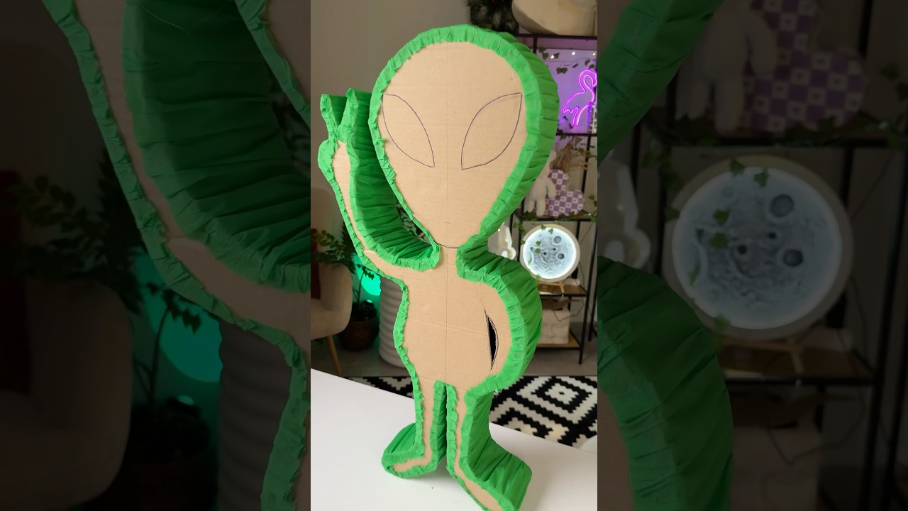 Making an 🛸ALIEN 👽pi&ntilde;ata #diy #handmade #diycrafts