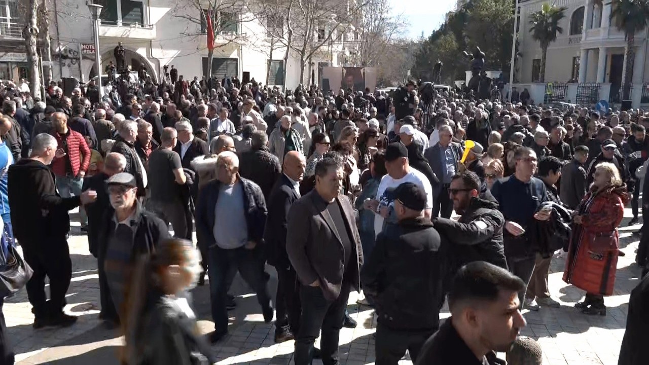 Imuniteti i Ballukut, opozita proteston jashtë dhe brenda Kuvendit