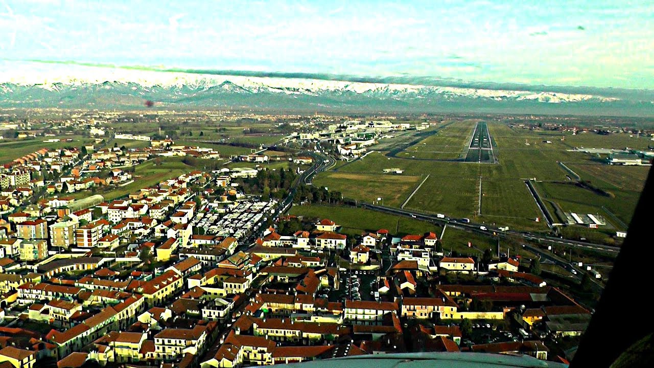 Noseview Landing in Torino - 737 [FullHD]