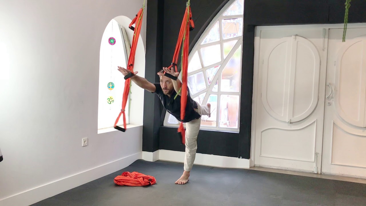 Clase de Yoga Aéreo con Ulises