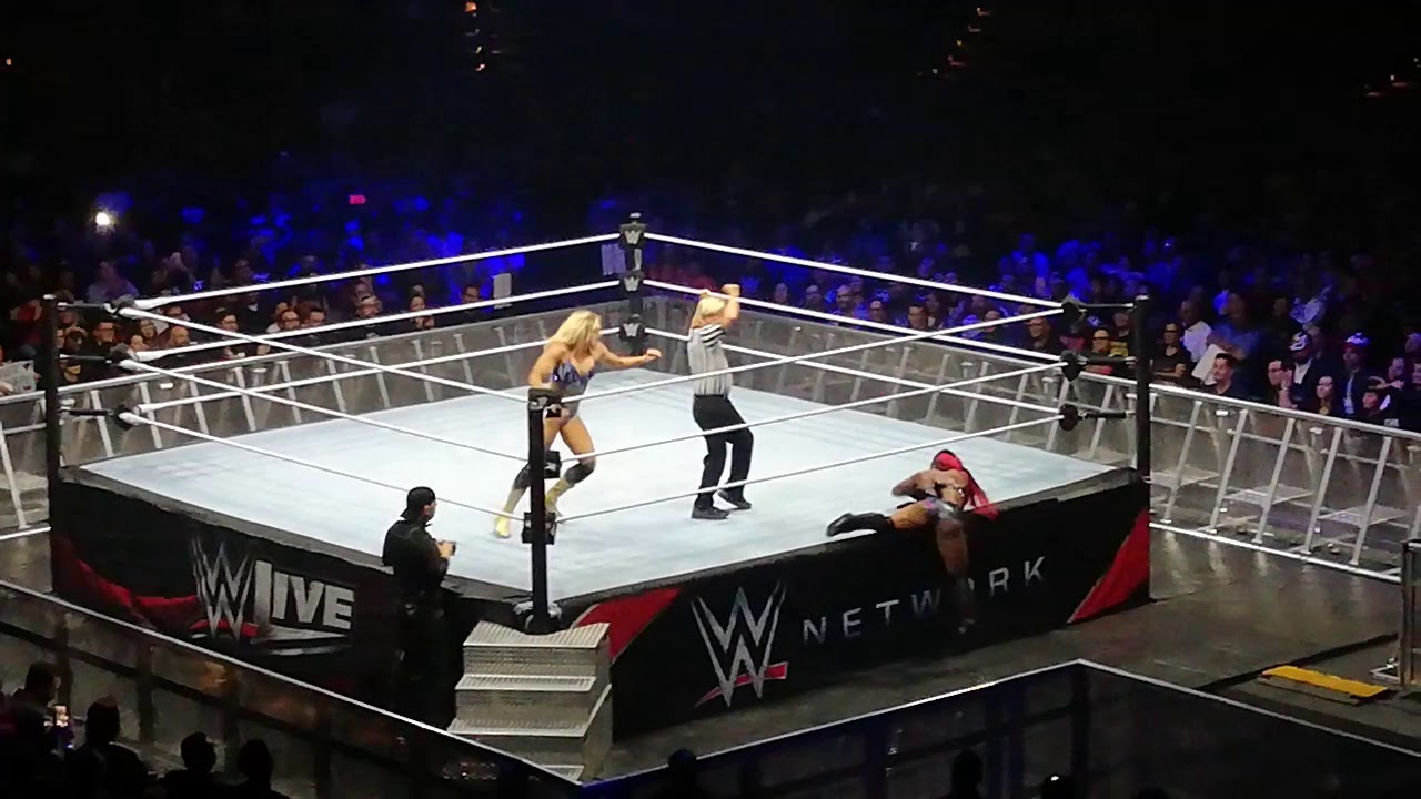 Ember Moon vs Charlotte Flair - WWE Colombia