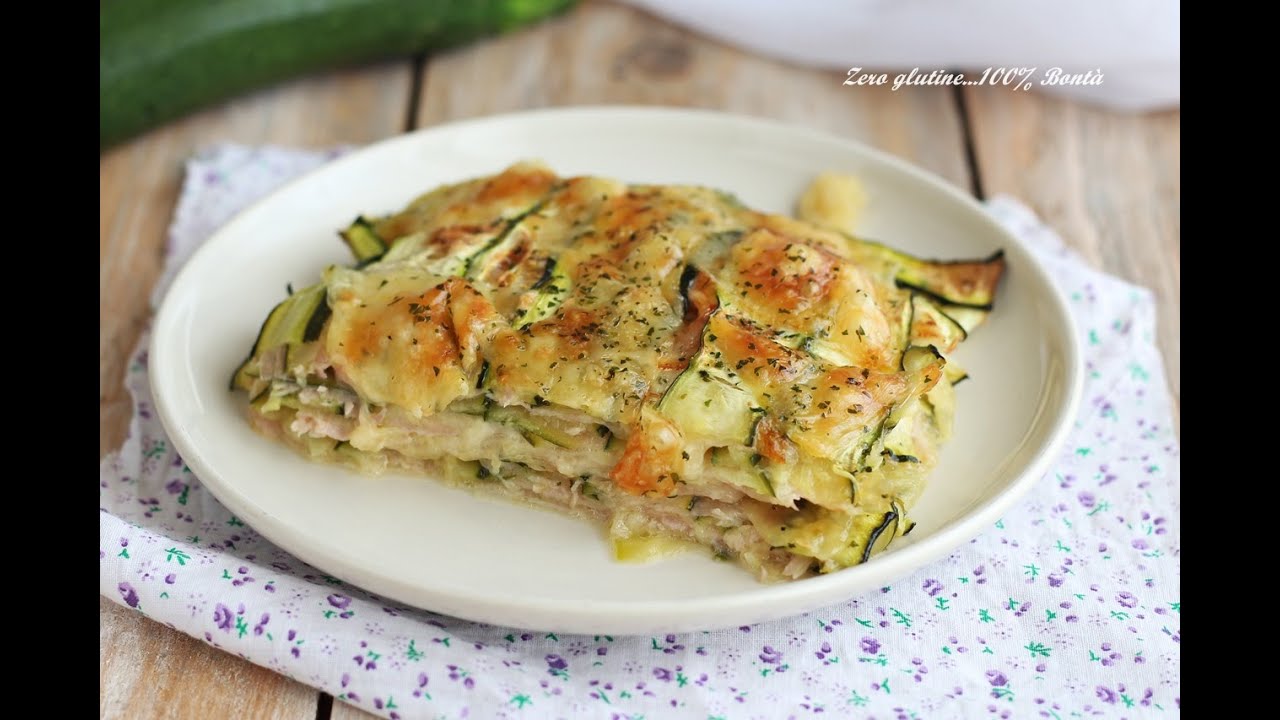 Parmigiana bianca di zucchine crude che cuoce direttamente in forno