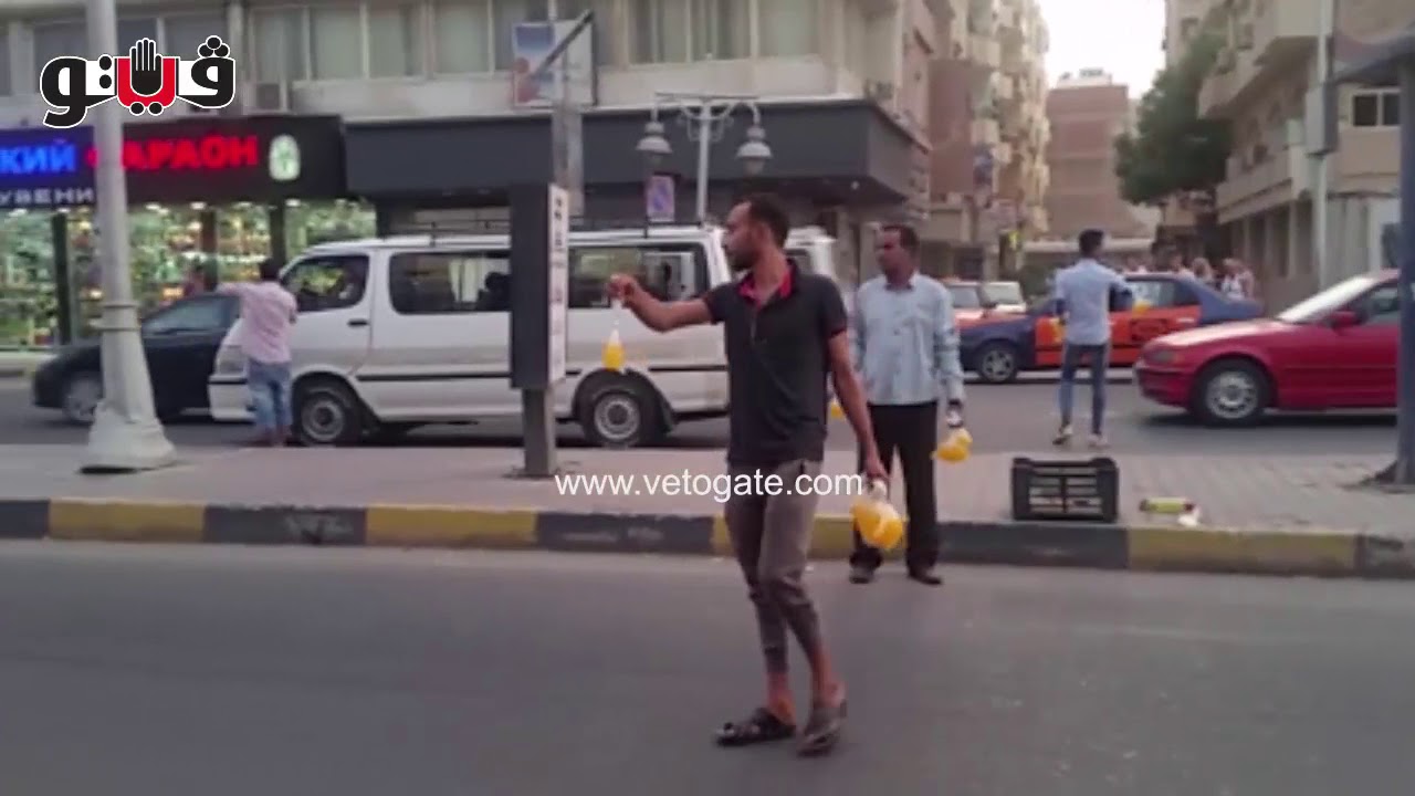 شباب الغردقة يوزعون عصائر وقت أذان المغرب على الصائمين