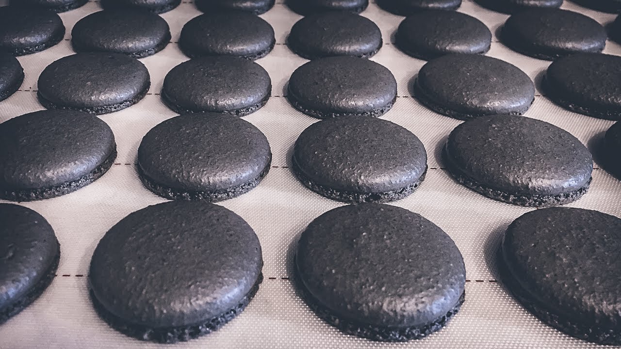 LIVE Black macarons