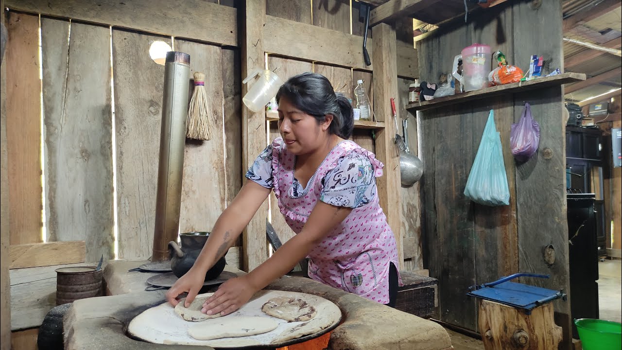 Me puse a preparar huaraches rellenas de frijol, como los hacia mi abuelita, son muy ricas