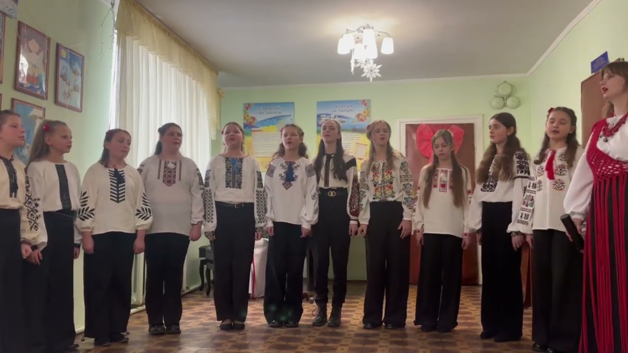 Вокальний ансамбль дівчат старших класів. Сл. і муз. Л. Горової «Весела українка». Керівник О. Кабан