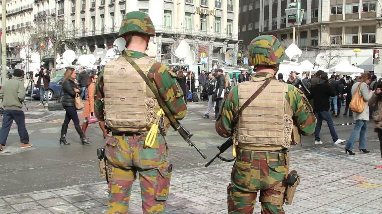 Uzi's op straat in Brussel