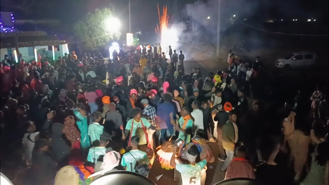 निकल भौजी निकल घर से तोए निकल आयो के बाबा के कातै गोड लागबे। 