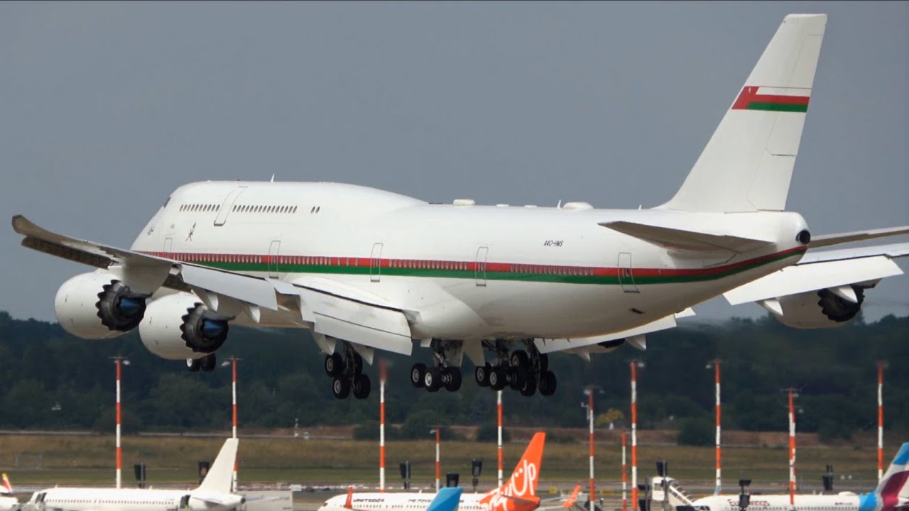 ROYAL FLIGHT OMAN / BOEING 747-8 / HAMBURG AIRPORT - City landing