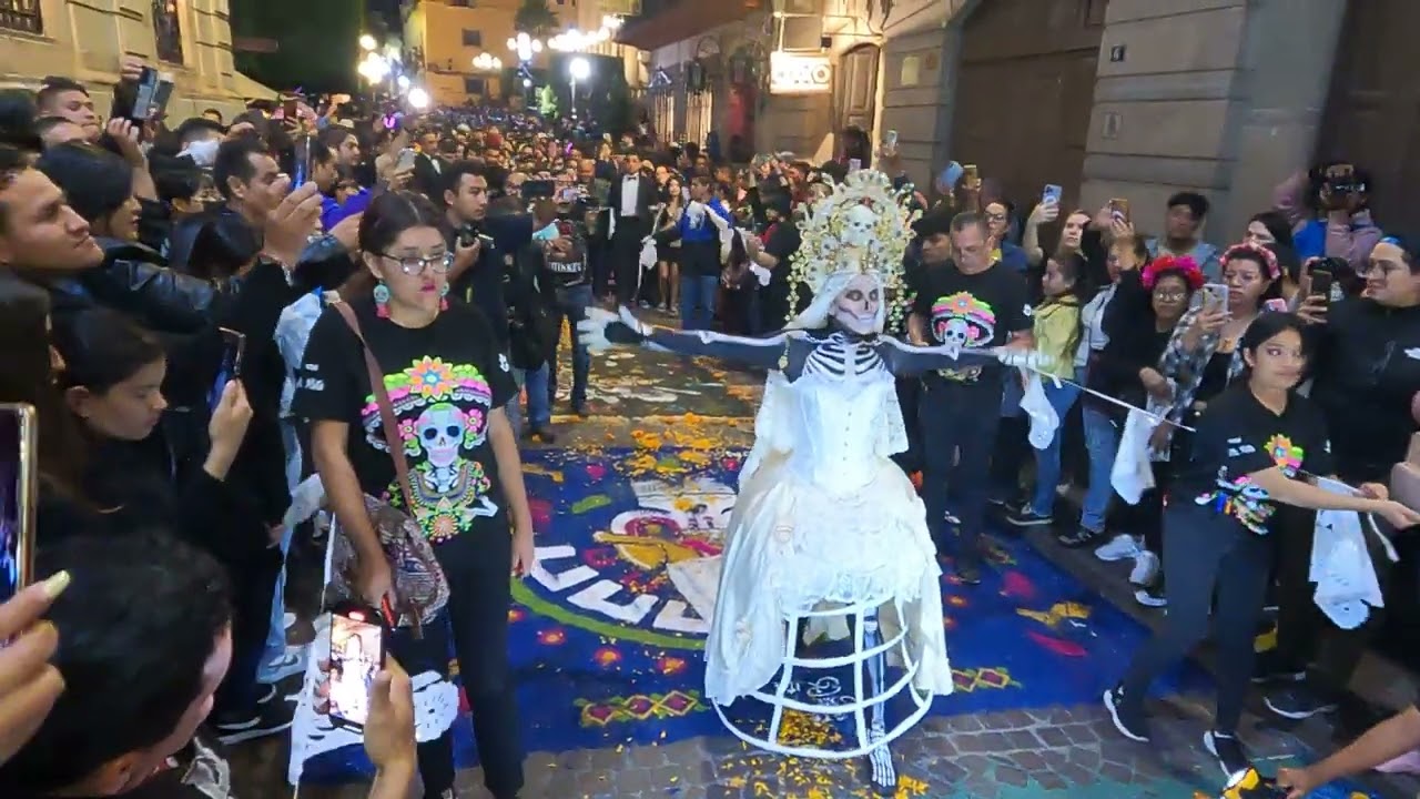 La muerte pisando tapetes de aserrín en Guanajuato capital