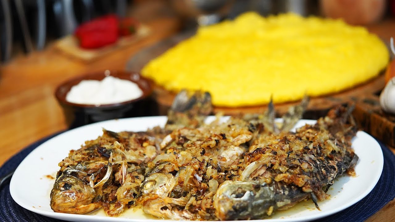 🐟 Карась с луком в масле на кровати из мамалыги и муждей 🧅 - Аутентическое лакомство