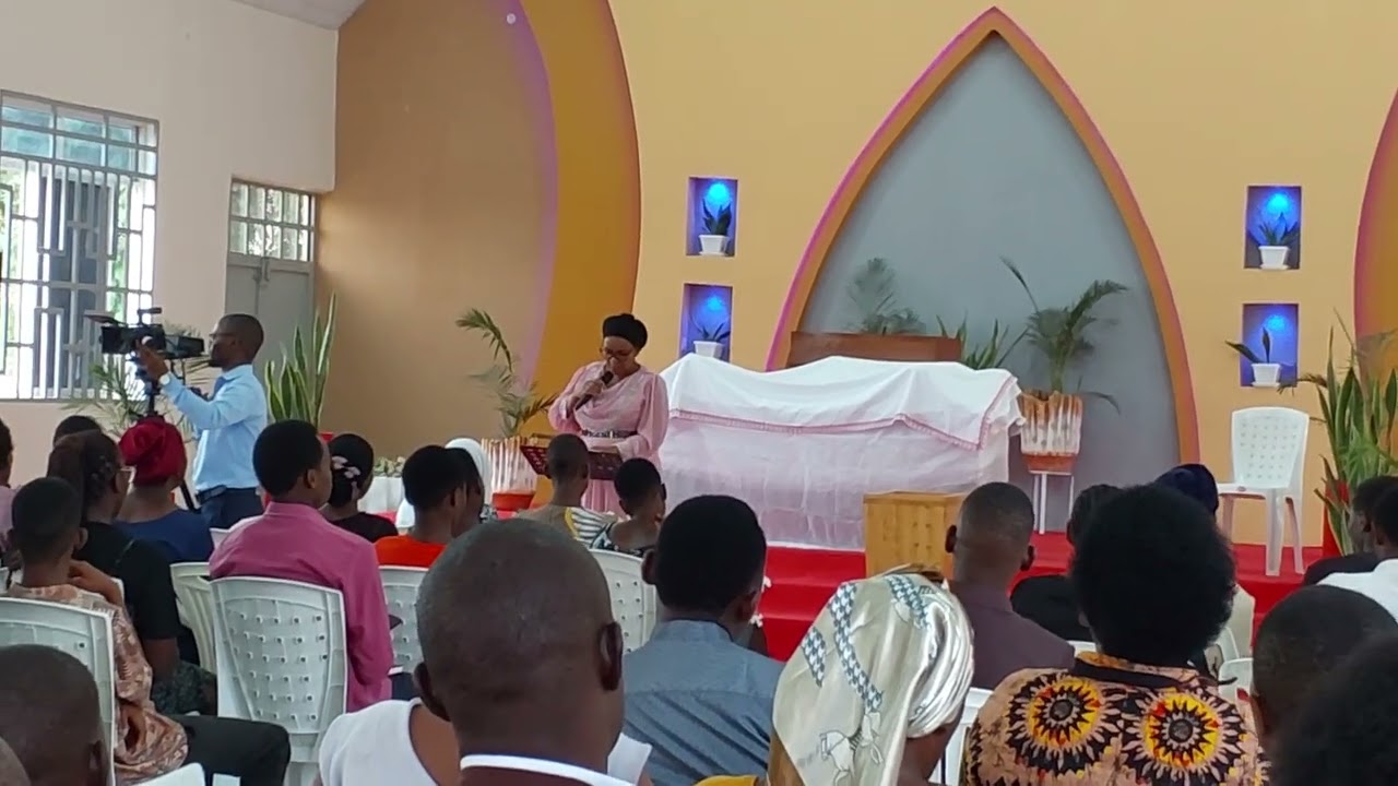 NAMSIFU MWITA AKIIIMBISHA WIMBO  BWANA NINAKUHITAJI wimbo no16