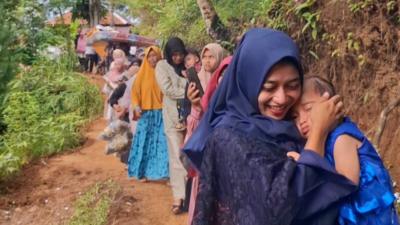 Rombongan Pengantin Kaget Melihat Akses Jalan Ke Nikahan Di Desa Penuh Perjuangan di Jawa Barat